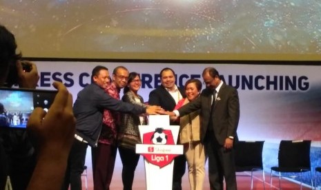 Peresmian Launching Liga 1 2019, dari kiri Suwardi Hasan, Gatot S. Dewabroto, Ratu Tisha Destria, Pandu Sjahrir, Harsiwi Ahmad, dan Dirk Soplanit di Senayan City, Jakarta Selatan, Senin (13/5). 