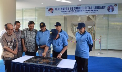 Peresmian operasional Perpustakaan Digital yang ada di Universitas Negeri Yogyakarta (UNY), Jumat (13/7).  Peresmian oleh Kemenristekdikti, Mohamad Nasir, didampingi Rektor UNY, Sutrisna Wibawa.