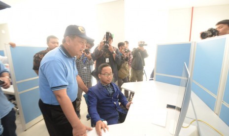 Peresmian operasional Perpustakaan Digital yang ada di Universitas Negeri Yogyakarta (UNY), Jumat (13/7).  Peresmian oleh Kemenristekdikti, Mohamad Nasir, didampingi Rektor UNY, Sutrisna Wibawa.