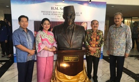 peresmian patung Soeharto di lobi utama Universitas Trilogi, Jakarta.