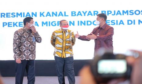 Peresmian pembukaan kanal bayar BPJAMSOSTEK melalui Mandiri International Remittance ini dilakukan oleh Direktur Utama Bank Mandiri Darmawan Junaidi, Direktur Treasury & International Banking Bank Mandiri Panji Irawan, Direktur Utama BPJAMSOSTEK Anggoro Eko Cahyo dan President Director of Mandiri International Remittance Lugiyem di Plaza BPJAMSOSTEK, Jakarta, Kamis, (27/5)