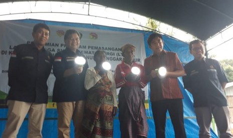 Peresmian pendistribusian Lampu Tenaga Surya Hemat Energi (LTSHE) di desa Maudemu, Kecamatan Lamaknen, Kabupaten Belu, Nusa Tenggara Timur, Jumat (1/2).