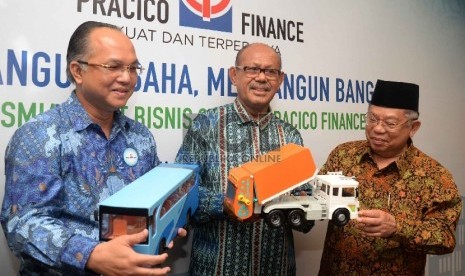 Peresmian Pracico Finance Syariah: CEO PT. Pracico Multifinance Tedy Agustiansjah (kiri) bersama Vice Presiden Pracico Finance Syariah Djamil Hasyim (tengah) memperlihatkan miniatur bus angkutan massal dan truk pengangkut sampah kepada Ketua Dewan Nasional