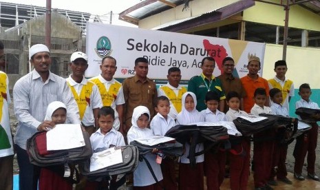 Peresmian sekolah darurat di Pidie Jaya.