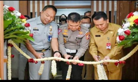 Peresmian Sekretariat Bersama Pembina Sistem Administrasi Manunggal Satu Atap (Samsat) Tingkat Nasional  bertempat di Gedung Utama Korlantas Polri, Pancoran, Jakarta Selatan.