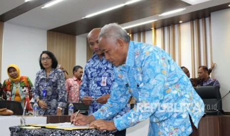 Peresmian Sleman Smart Room yang dilakukan Bupati Sleman, Sri Purnomo, didampingi Ketua DPRD, Sekda dan Kepala Perangkat Daerah Sleman.