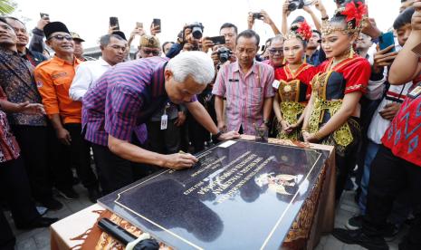 Peresmian SMK Negeri 1 di Desa Metawana, Kecamatan Pagentan, Kabupaten Banjarnegara, Jawa Tengah. 