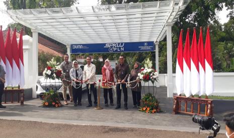 Peresmian SPKLU di lingkungan Istana Kepresidenan Bogor, Jawa Barat, Jumat (10/3/2023).