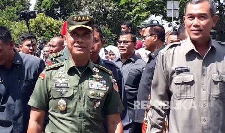 Peresmian Universitas Jenderal Achmad Yani (Unjani) oleh Kepala Staf Angkatan.Darat.Jenderal TNI Mulyono di Kampus Unjani Senin (26/3). Peresmian ditandai dengan pembukaan selubung papan nama universitas dan penyerahan bendera lambang Unjani DIY oleh Kasad Jend.TNI Mulyono.kepada Rektor Unjani DIY Djoko Susilo.