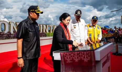 Peresmian Waterfront Sintang di Kabupaten Sintang, Kalimantan Barat, yang dihadiri Ketua Komisi V DPR RI Lasarus dan Ketua DPR RI Puan Maharani.