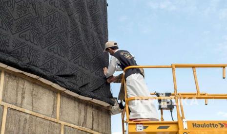  Rampung Dipasang, Kiswah Baru Ka'bah dengan 120 kg Benang Emas. Foto: Pergantian kain kiswah