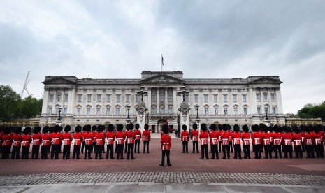 Pergantian penjaga di Buckingham Palace kerap menjadi atraksi wisata di London, Inggris. 