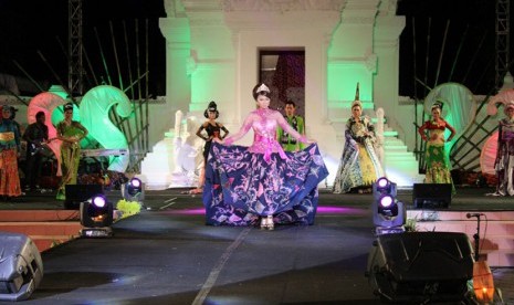 Pergelaran festival batik di Banyuwangi tahun lalu