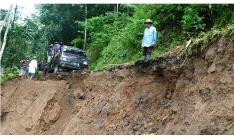 Seorang Pekerja Tewas Tertimbun Tanah Longsor di Bandung. Foto:   Pergerakan tanah yang mengakibatkan longsor (ilustrasi).