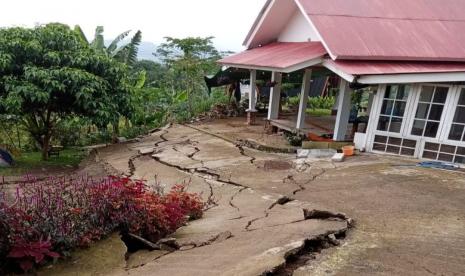 Pergeseran tanah ilustrasi. Pergeseran tanah yang terjadi di wilayah Desa Bojong Koneng, Kecamatan Babakan Madang, Kabupaten Bogor, Provinsi Jawa Barat, menyebabkan kerusakan setidaknya 23 bangunan dan bagian jalan sepanjang satu kilometer.