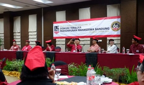 Perhimpunan Mahasiswa Bandung (PMB) Angkatan 1969 mengadakan diskusi terbuka menyambut Golden Jubilee, Rabu (3/4). Diskusi ini menghadirkan mantan menteri Sarwono Kusumaatmadja.