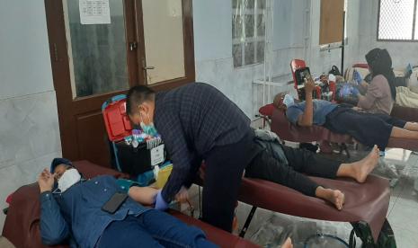 Perhimpunan Remaja Masjid Al-Hidayah (Prisma) mengadakan kegiatan donor darah di lingkungan Perumahan Purnawirawan Kopassus Sukatani Tapos, Depok, Ahad (27/3). 