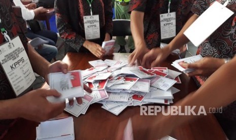 Ballot counting of Malang head regional election, East Java, Wednesday (June 27).