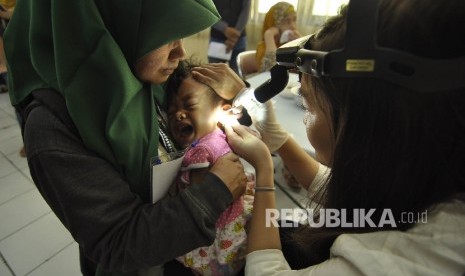 Periksa Pendengaran: Dokter memeriksa pasien anak pada acara Bakti Sosial 1.000 Pasang Alat Bantu Dengar (ABD) oleh yayasan Internasional Starkey Foundation, bekerjasama dengan beberapa intansi dan yayasan sosial, di Wyataguna, Jl Pajajaran, Kota Bandung, 