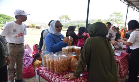  Peringatan 15 tahun Program Keluarga Harapan (PKH) di kompleks Candi Banyunibo, Prambanan, Sleman.