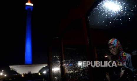 Peringatan Hari Autisme Sedunia : Monumen Nasional (Monas) disorot dengan lampu/cahaya biru sebagai kampanye Light It Up Blue (LIUB) di Jakarta, Ahad (2/4) malam