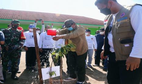 Peringatan Hari Bersih- bersih sedunia atau World Cleanup Day (WCD), Sabtu (18/9) di Kalimantan Selatan, ditandai dengan aksi gotong royong bersih bersih sungai di beberapa titik Kabupaten/Kota se Kalsel. Kegiatan diawali dengan di Kick Off Program Sungai Martapura Bungas, dihadiri Gubernur Kalimantan Selatan H Sahbirin Noor bersama Forkopimda. 