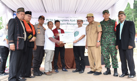 Peringatan Hari Bumi 2019: Komitmen Kerjasama antara PT NSHE yang diwakili oleh Vice President of Communication and Social Affairs Firman Taufick dan Universitas Muhammadiyah Tapanuli Selatan yang diwakili oleh Wakil Rektor III Syawaluddin S.P., M.Si., dalam rangka capacity building untuk peningkatan kapasitas ilmu pengetahuan mengenai Perubahan Iklim.