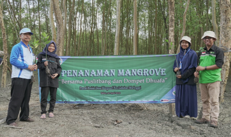 Peringatan Hari Bumi. Memperingati Hari Bumi, Dompet Dhuafa ajak mahasiswa Uiversitas Lampung menanam mangrove sebagai wujud kepedulian terhadap lingkungan.