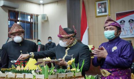 Peringatan Hari Jadi ke-64 Kabupaten Musi Banyuasin Tahun 2020 di Ruang Rapat Paripurna DPRD Kabupaten Musi Banyuasin, Senin (28/9), dihadapan Gubernur Sumsel Herman Deru, Bupati Musi Banyuasin Dr Dodi Reza Alex Noerdin Lic Econ MBA mengusulkan agar pembangunan jalan provinsi bisa memanfaatkan atau menggunakan aspal karet di Muba.