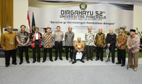 Peringatan hari jadi UP dihadiri oleh Rektor Prof. Dr. Edie Toet Hendratno.