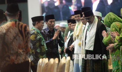 Peringatan Hari Lahir PBNU. Presiden Joko Widodo menyalami tamu undangan saat Peringatan Harlah ke-93 PBNU di Balai Sidang Jakarta, Kamis (31/1/2019).