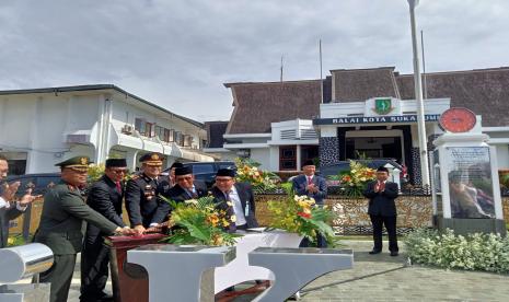 Peringatan Hari Pahlawan di Kota Sukabumi tahun ini sangat istimewa. Sebab pada momen bersejarah ini diresmikan pula Plaza Balai Kota Sukabumi yang menjadi ikon bersejarah di Sukabumi.