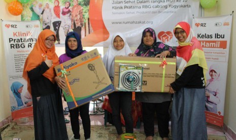 Peringatan HUT ke-10 Klinik Pratama Rumah Bersalin Gratis Rumah Zakat diwarnai kegiatan gerak jalan dan pemberian doorprize dari donatur Rumah Zakat di Kecamatan Sewon, Kabupaten Bantul, Provinsi DIY, Ahad (6/8).   