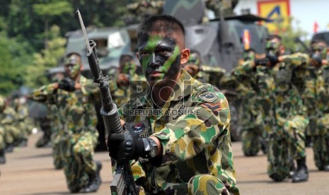  Peringatan HUT ke-67 Korp Marinir TNI AL di lapangan Brigif-2 Marinir Kesatrian Marinir Hartono, Cilandak, Jakarta Selatan, Kamis (22/11).  (Republika/Agung Fatma Putra)