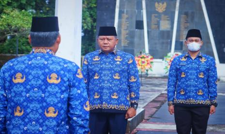 Peringatan HUT Korpri dan HUT PGRI diisi dengan ziarah dan tabur bunga di TMP Kusuma Bangsa Sekayu.