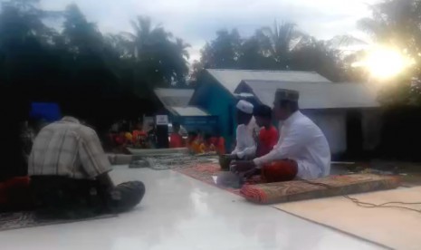  Peringatan Maulid Nabi berlangsung khidmat di beberapa lokasi pengungsian korban gempa bumi di Kabupaten Pidie Jaya, Aceh, Senin (12/12).