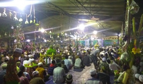 Peringatan Maulid Nabi Muhammad SAW di  Pondok Pesantren (Ponpes) Sumber Bunga, Seletreng, Kecamatan Kapongan, Kabupaten Situbondo, Jawa Timur, Sabtu (2/12).