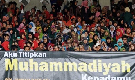 Peringatan Milad Seabad Muhammadiyah yang dihadiri oleh sekitar seratus ribu peserta di Gelora Bung Karno (GBK), Jakarta, Ahad (18/11).  (Republika/Aditya Pradana Putra)