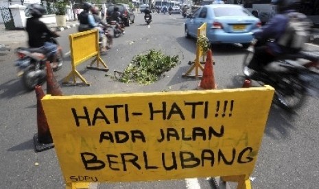 Akibat Jalan Berlubang, Warga Tewas Terlindas Truk Tangki . FOto:  Peringatan tanda jalan berlubang (ilustrasi).