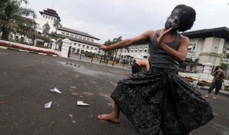  Kelompok teater Casanova melakukan aksi teaterikal pada peringatan 8 tahun aksi kamisan di Depan Gedung Sate, Kota Bandung, Kamis (22/1). (foto: Septianjar Muharam)