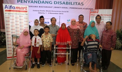 Peringati Hari Disabilitas, Minimarket Salurkan Alat Bantu