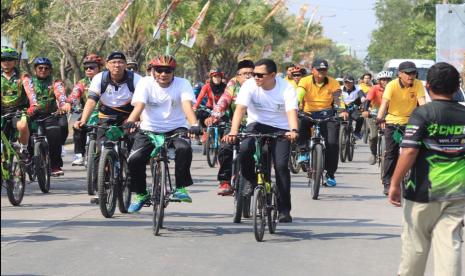 Peringati Hari Santri Nasional 2024, Polres Indramayu ikuti Super Fun Bike bertema Gowes Asik Nambah Bebaturan,  Ahad (27/10/2024). 