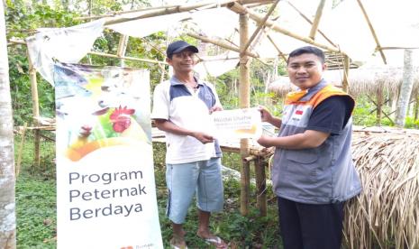  Peringati Hari UMKM Nasional, Rumah Zakat memberikan bantuan modal usaha bagi peternak kambing di Dusun Warak, Kelurahan Dukuh, Kecamatan Sidomukti, Rabu (12/8).