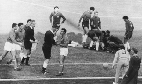 Peristiwa 'Battle of Santiago' antara tuan rumah Cile melawan Italia di Piala Dunia 1962.