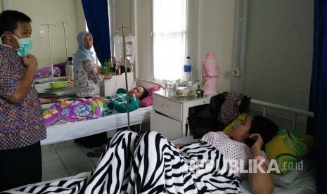 Peristiwa keracunan makanan menimpa anak-anak yatim piatu dan pengelola panti asuhan Al-Fitroh di Kota Sukabumi. Dampaknya, para korban keracunan harus dirawat di Rumah Sakit Bhayangkara untuk mendapatkan penanganan medis, Senin (7/11).