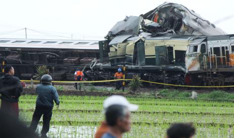 Peristiwa tabrakan kereta api KA Turangga jurusan Surabaya-Bandung dengan KA commuter line jurusan Padalarang-Cicalengka, yang berlokasi tidak jauh dari Stasiun Cicalengka, Kabupaten Bandung, Jawa Barat, Jumat (5/1/2023). 