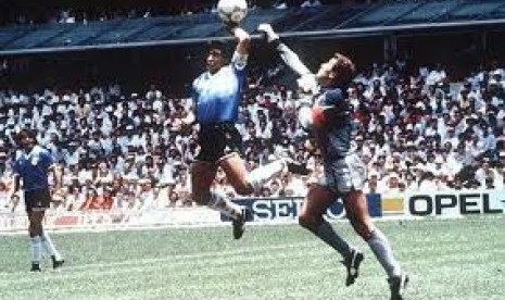 Peristiwa yang membuat Diego Armando Maradona dijuluk Si Tangan Tuhan.