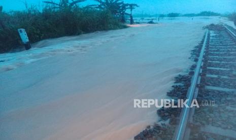 Perjalanan kereta api terganggu akibat banjir yang terjadi di Km 32+5/7 pada petak jalan antara Stasiun Gubug dan Stasiun Karangjati, wilayah Kabupaten Grobogan, Jawa Tengah, Selasa (21/1/2025). Akibat banjir tersebut, perjalanan kereta yang melintasi kedua stasiun terkait dialihkan. 