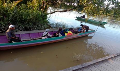 Perjalanan tim BMH menuju ke daerah transmigrasi Tanjung Buka, Kalimantan Utara, dalam rangka acara buka puasa berkah.