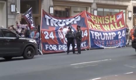 Perjalanan Trump dari kediamanya di Florida ke New York, tempat sidang berlangsung, diwarnai demo banyak pendukung kuatnya